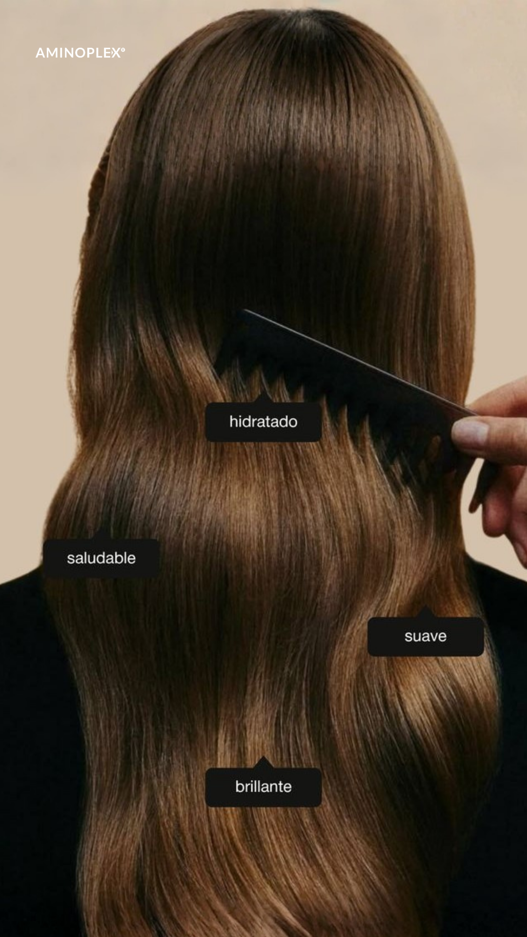 Cabello largo y ondulado durante el peinado